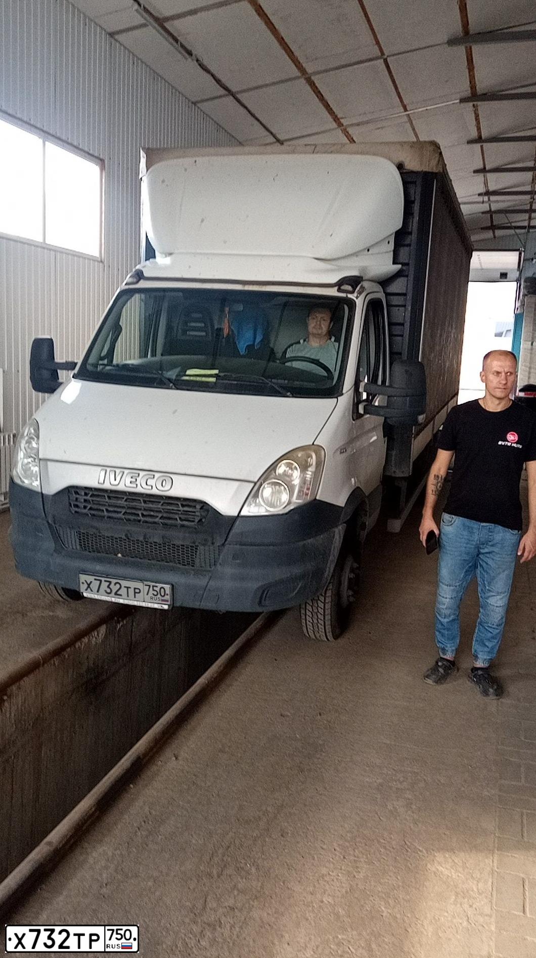 Фото автомобиля IVECO DAILY, 2015 — госномер Х732ТР750. Цвет: БЕЛЫЙ