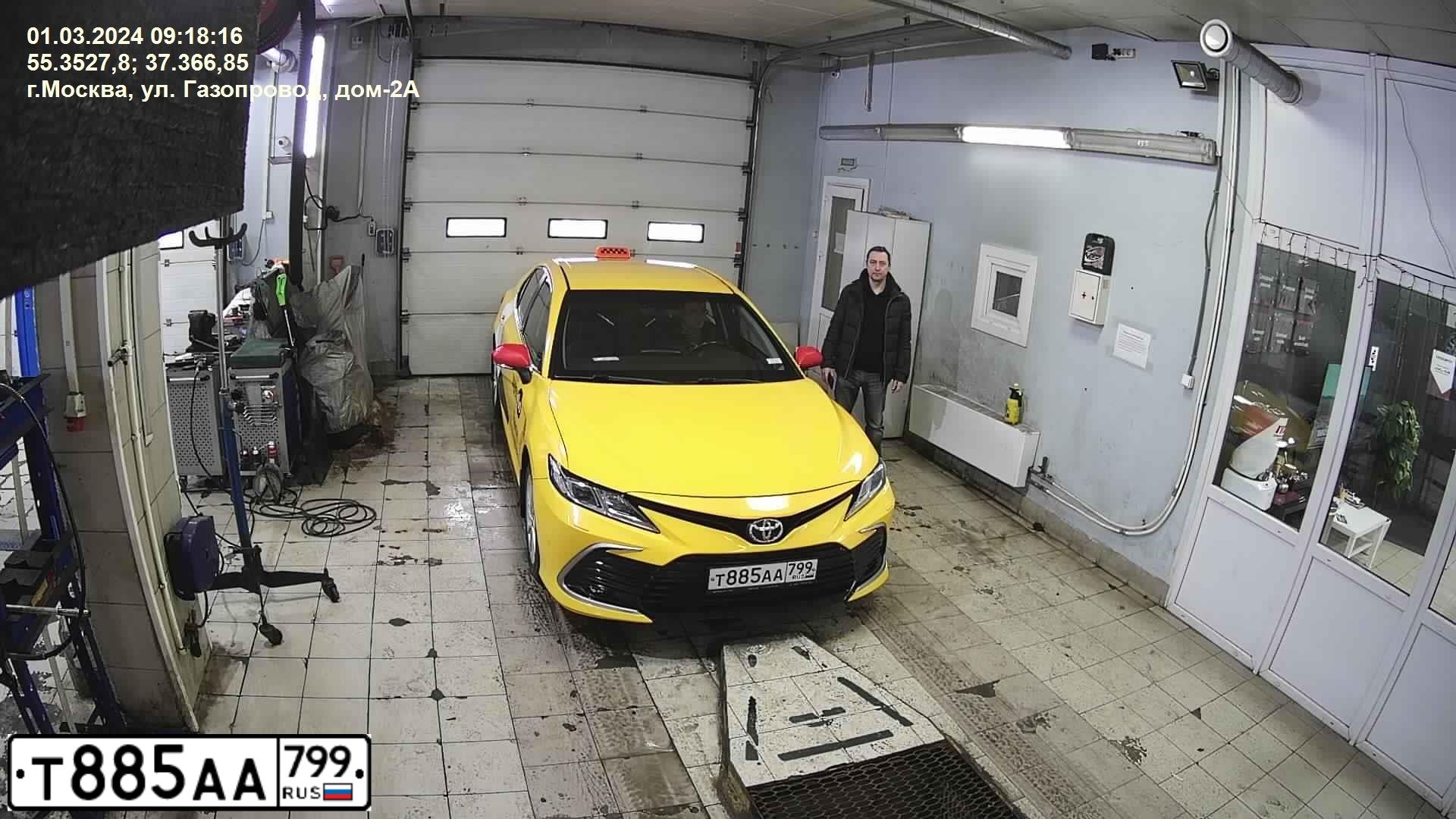 Фото автомобиля TOYOTA CAMRY, 2022 — госномер Т885АА799. Цвет: ЖЕЛТЫЙ
