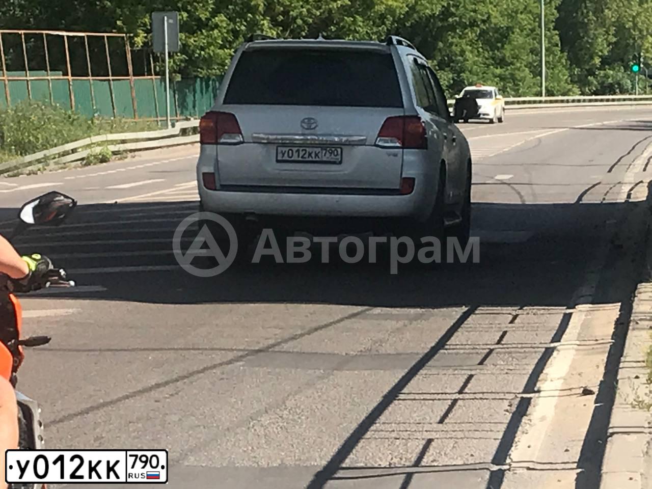 Фото автомобиля TOYOTA LANDCRUISER 200, 2014 — госномер У012КК790. Цвет: Белый