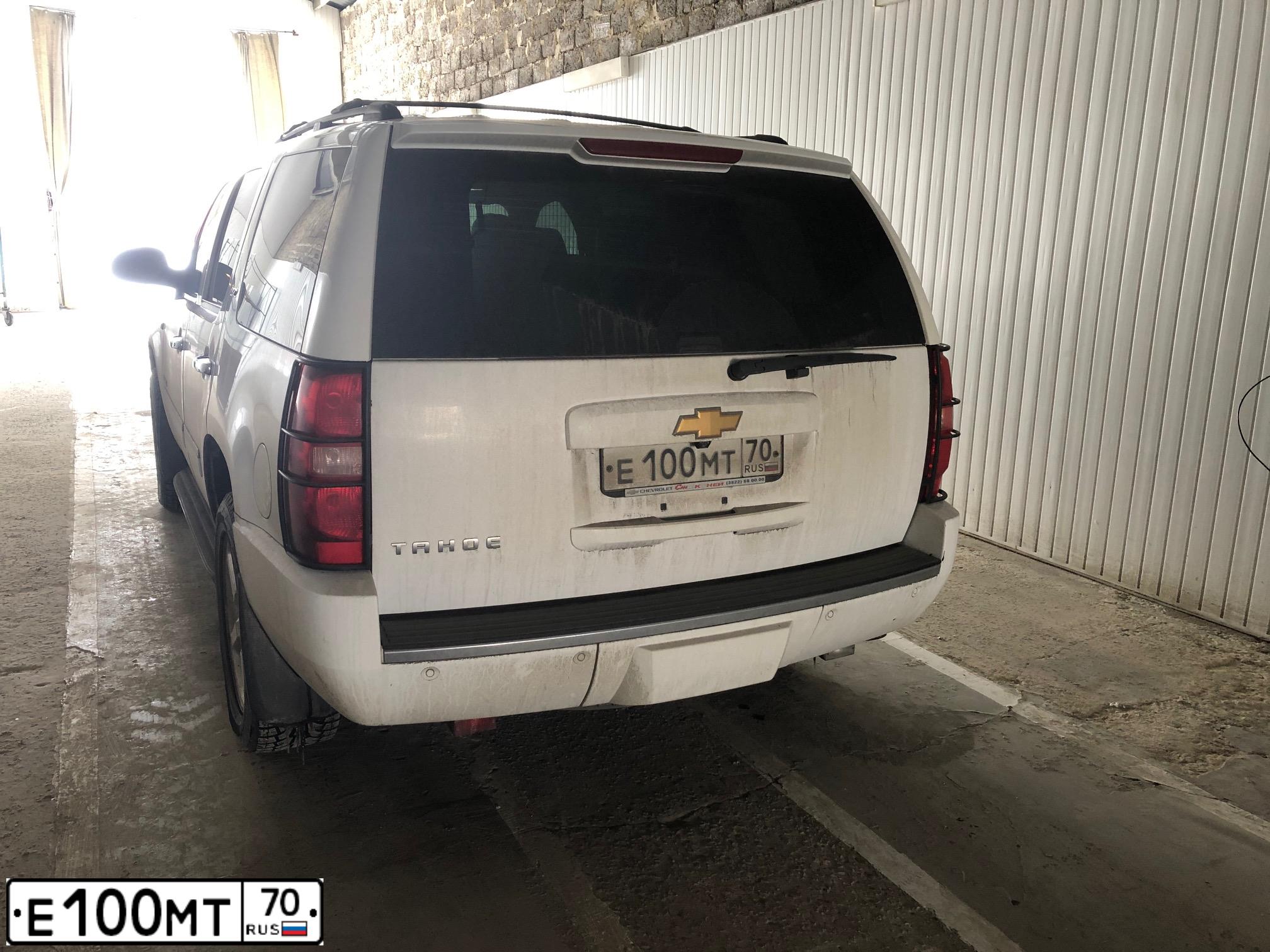 Фото автомобиля CHEVROLET TAHOE, 2012 — госномер Е100МТ70. Цвет: БЕЛЫЙ