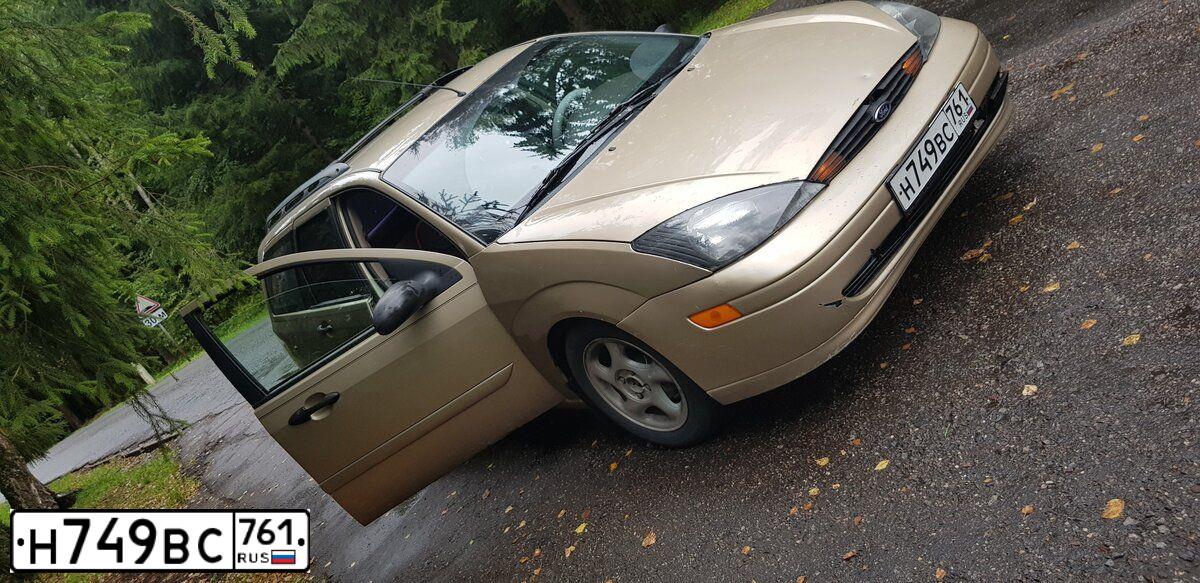 Фото автомобиля FORD FOCUS, 2002 — госномер М077ЕТ790. Цвет: ЗОЛОТИСТЫЙ