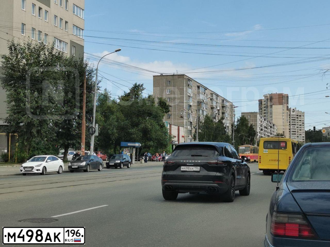 Фото автомобиля PORSCHE CAYENNE, 2019 — госномер М498АК196. Цвет: ЧЕРНЫЙ