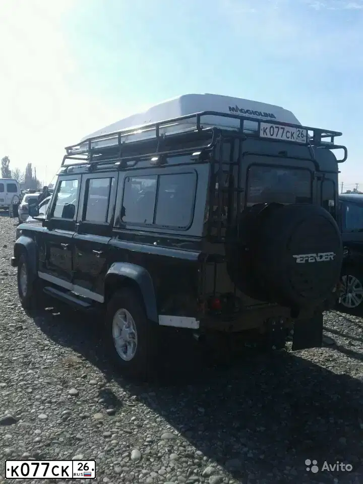 Фото автомобиля LANDROVER DEFENDER, 2008 — госномер К414КК26. Цвет: Темно-зеленый