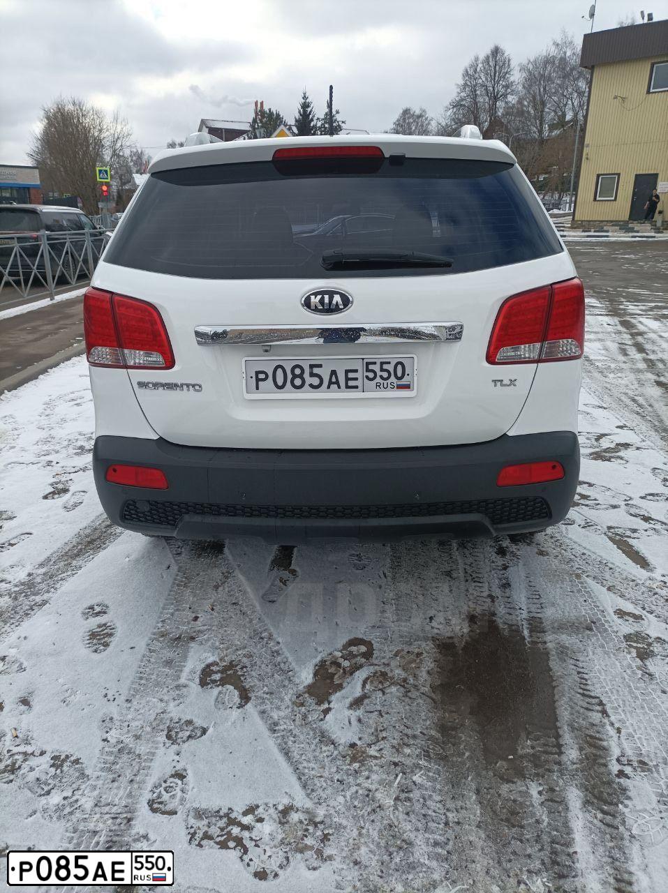 Фото автомобиля KIA SORENTO, 2012 — госномер Р085АЕ550. Цвет: Белый