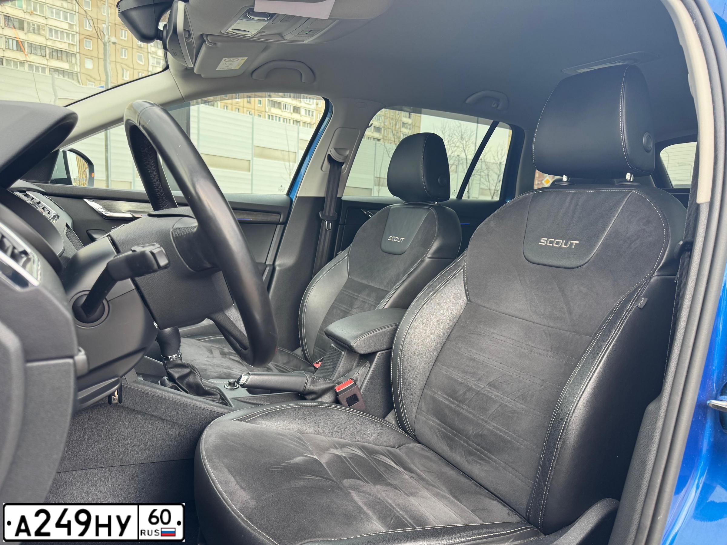 Фото автомобиля SKODA OCTAVIA, 2018 — госномер А249НУ60. Цвет: СИНИЙ