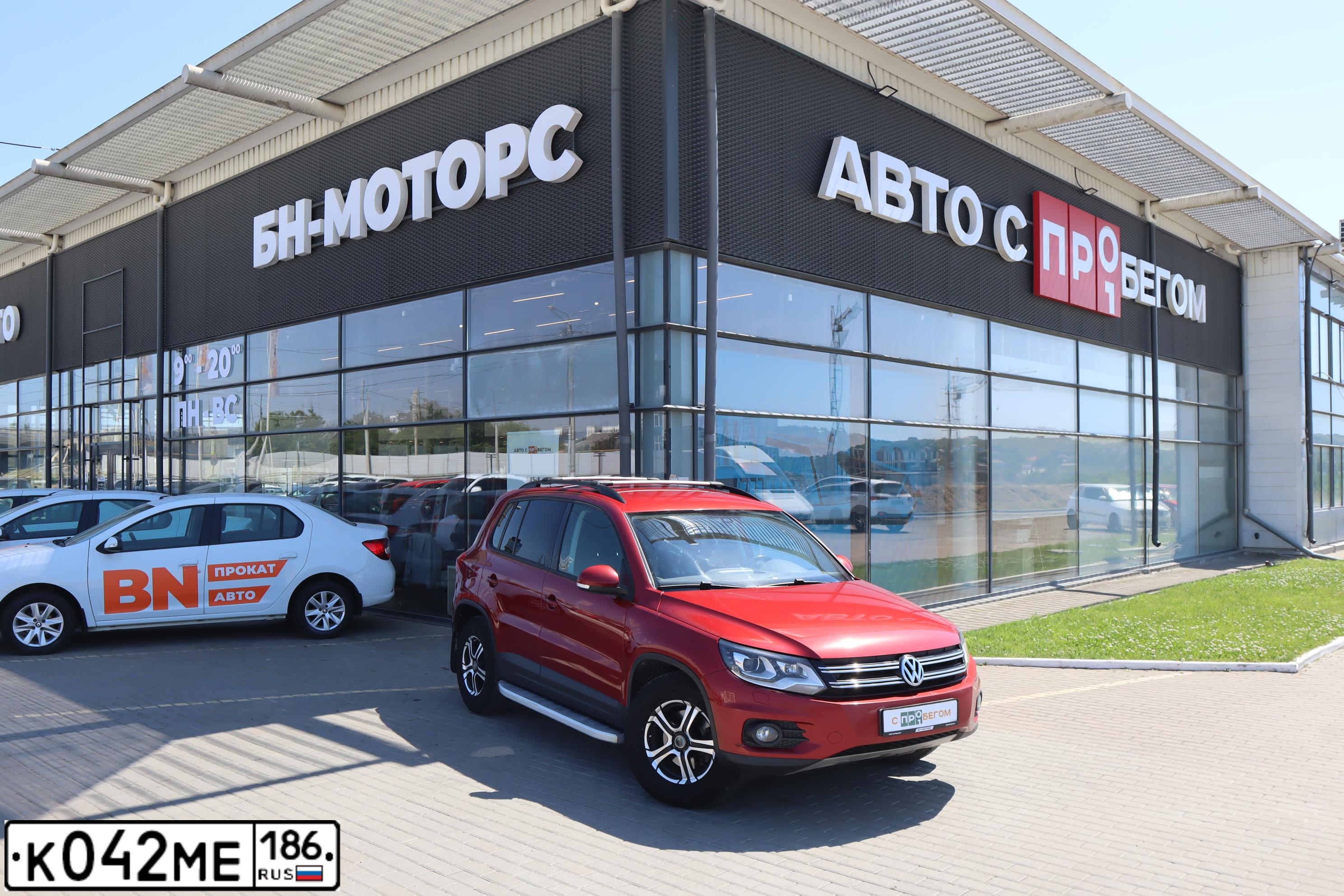 Фото автомобиля VOLKSWAGEN TIGUAN, 2011 — госномер Н973ОЕ82. Цвет: ВИШНЕВЫЙ