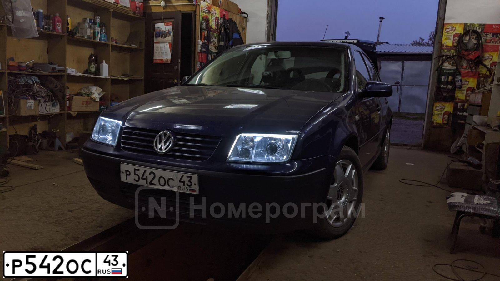 Фото автомобиля VOLKSWAGEN BORA, 2000 — госномер Р542ОС43. Цвет: СИНИЙ ТЕМНО-СИНИЙ