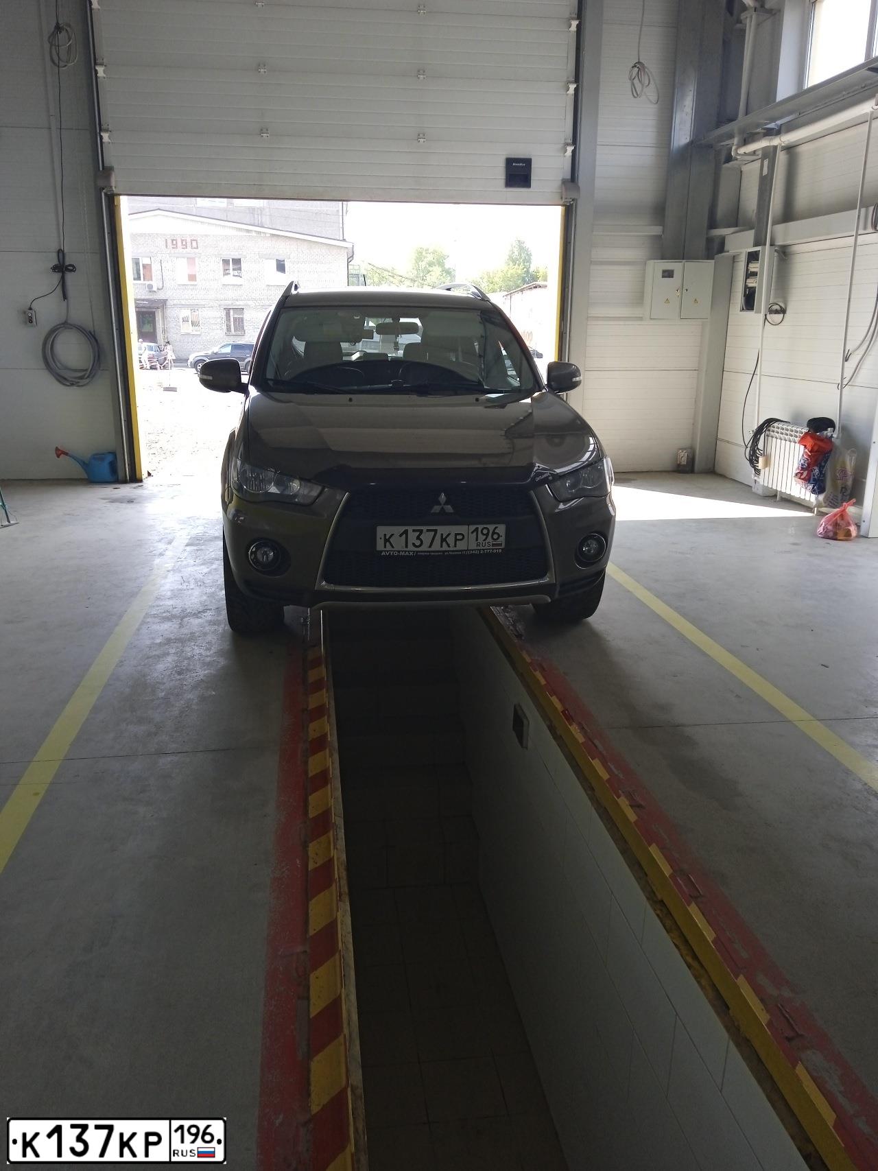 Фото автомобиля MITSUBISHI OUTLANDER, 2010 — госномер К137КР196. Цвет: Коричневый
