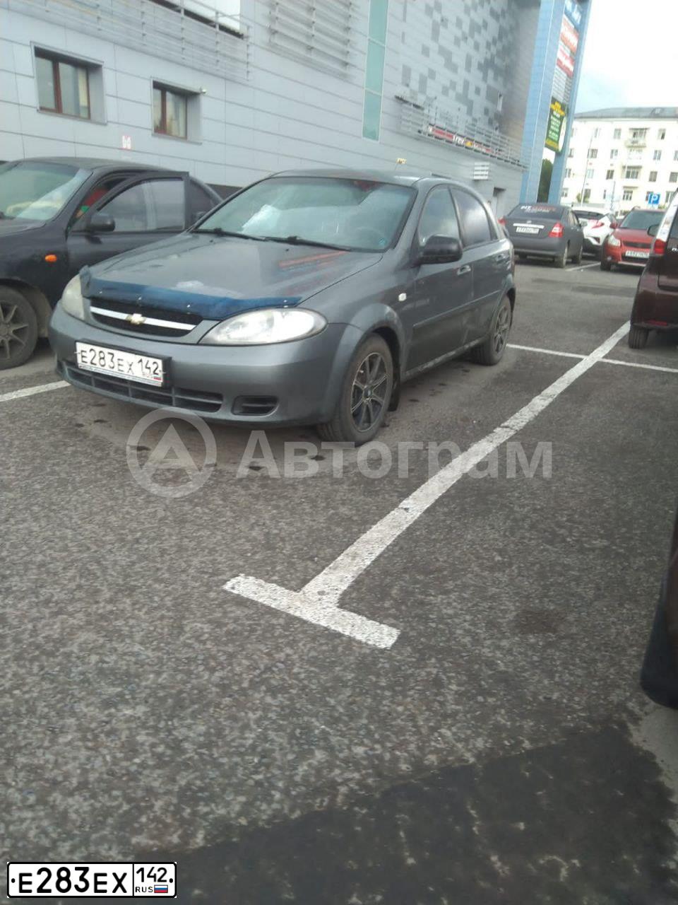 Фото автомобиля CHEVROLET LACETTI, 2011 — госномер Е283ЕХ142. Цвет: СЕРЫЙ