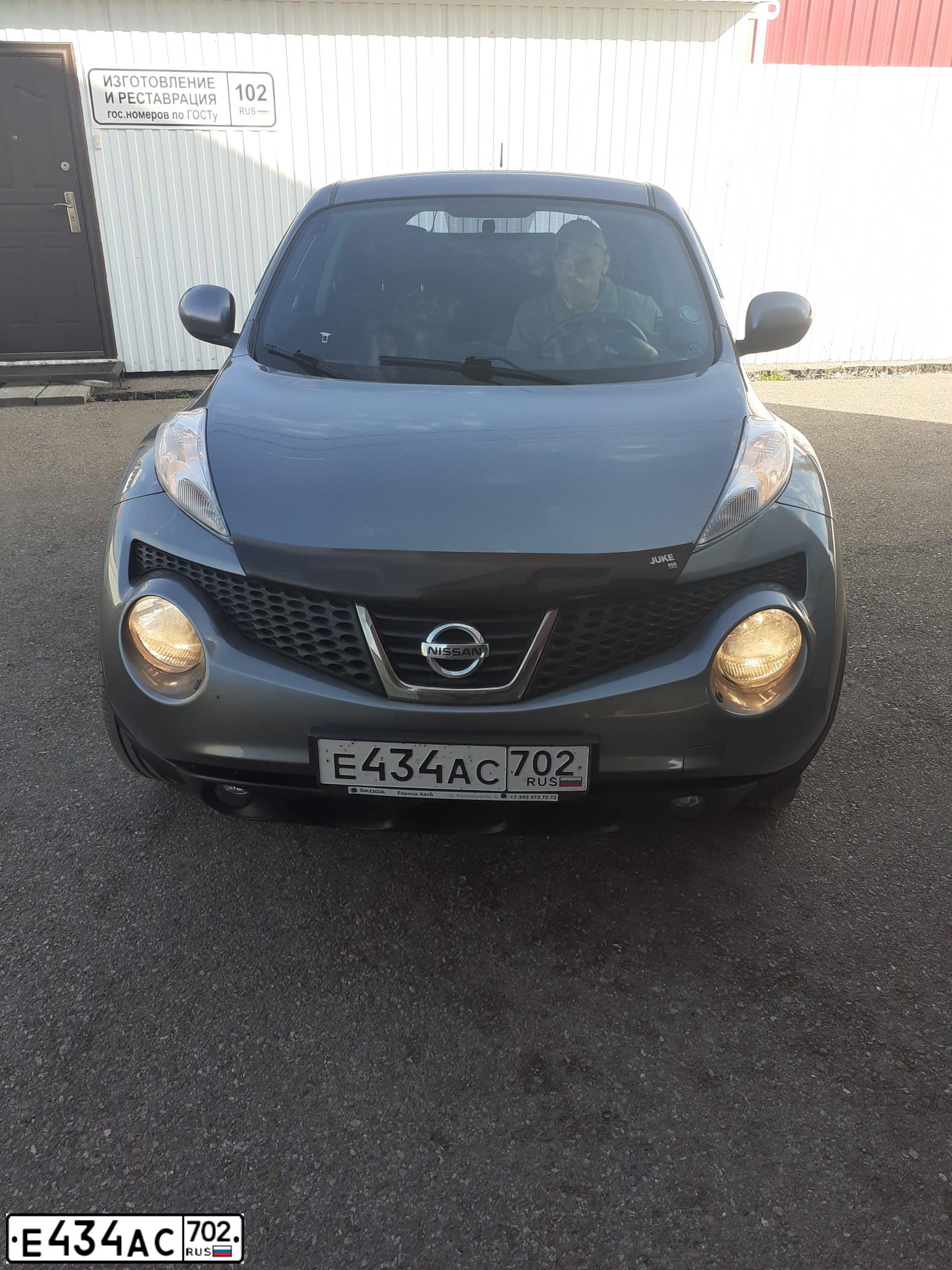 Фото автомобиля NISSAN JUKE, 2011 — госномер Е434АС702. Цвет: СЕРЫЙ