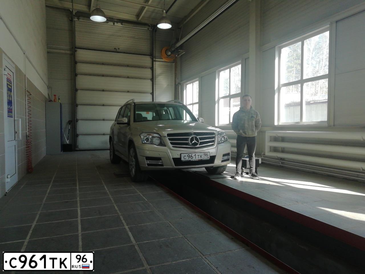 Фото автомобиля MERCEDES-BENZ GLK300, 2011 — госномер О715ВН774. Цвет: БЕЖЕВЫЙ