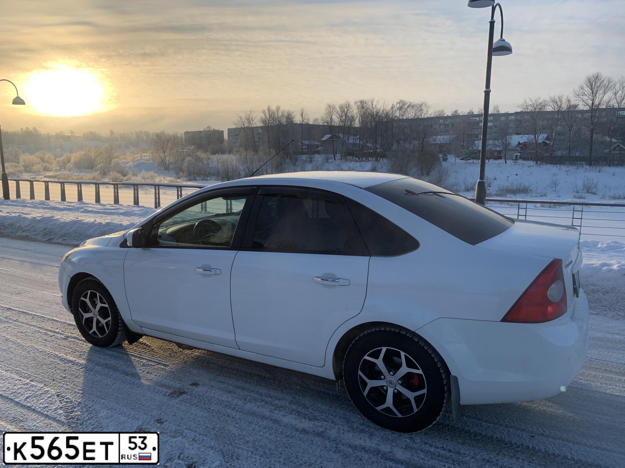 Фото автомобиля FORD FOCUS, 2010 — госномер К703КМ53. Цвет: Белый