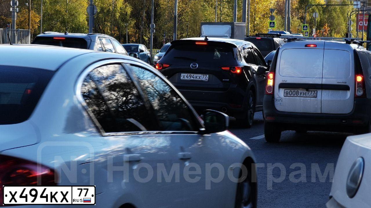 Фото автомобиля MITSUBISHI OUTLANDER, 2016 — госномер Е018АХ164. Цвет: БЕЛЫЙ