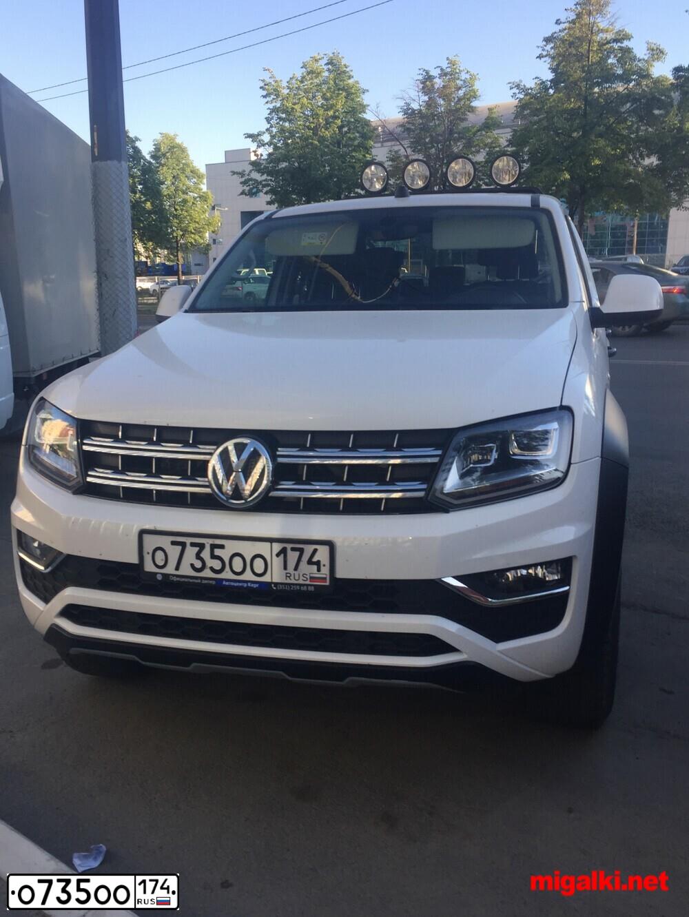 Фото автомобиля VOLKSWAGEN AMAROK, 2018 — госномер О735ОО174. Цвет: Белый