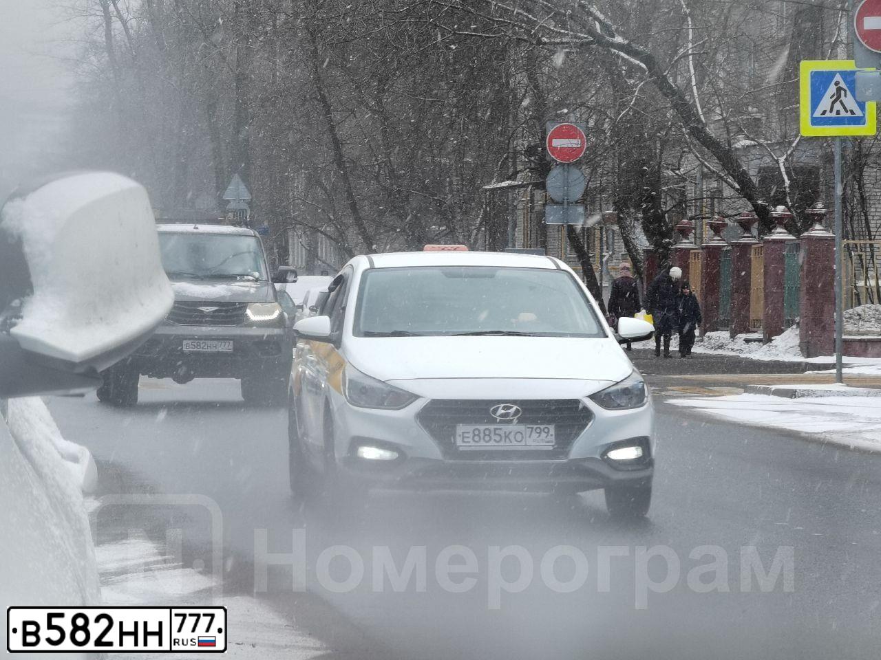 Фото автомобиля UAZ 3163 PATRIOT, 2015 — госномер В582НН777. Цвет: КОРИЧНЕВЫЙ ТЕМНЫЙ