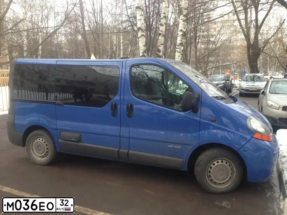 Фото автомобиля RENAULT TRAFIC, 2001 — госномер М036ЕО32. Цвет: СИНИЙ