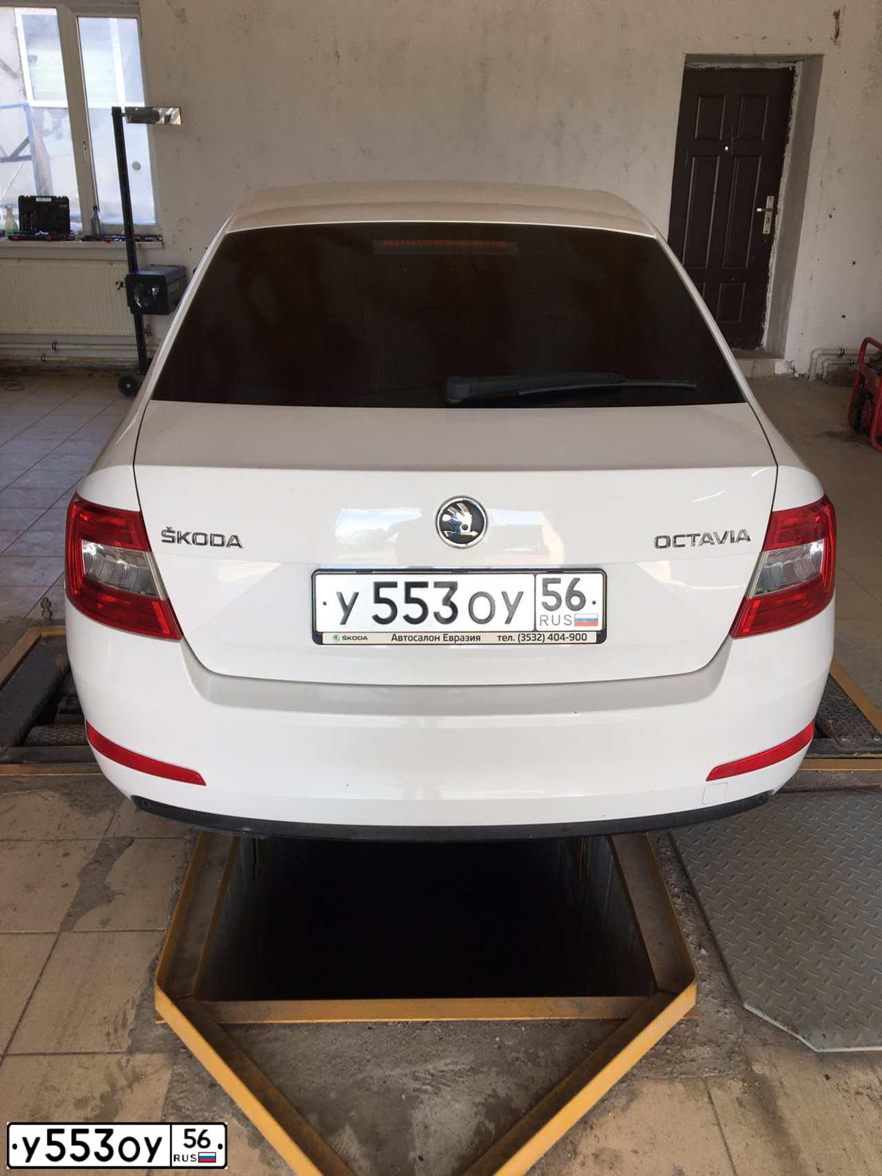 Фото автомобиля SKODA OCTAVIA, 2014 — госномер Е470ЕТ156. Цвет: БЕЛЫЙ
