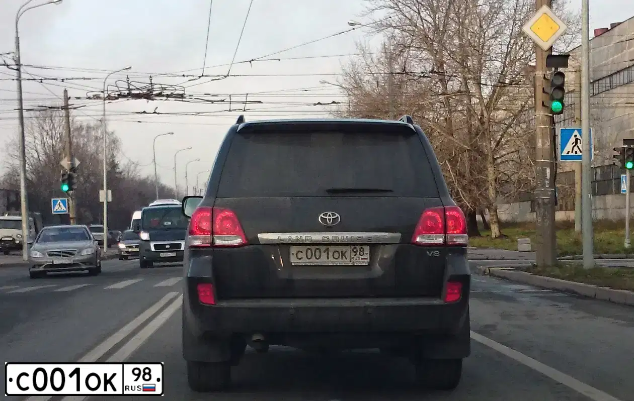 Фото автомобиля TOYOTA LANDCRUISER 200, 2008 — госномер С001ОК98. Цвет: ЧЕРНЫЙ
