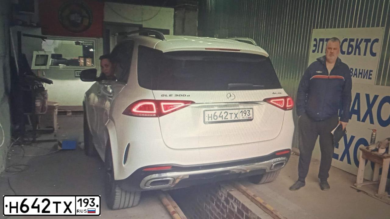 Фото автомобиля MERCEDES GLE-KLASSE, 2019 — госномер М500МВ123. Цвет: Белый