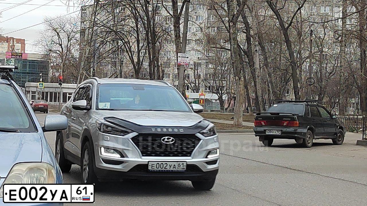 Фото автомобиля HYUNDAI IX35, 2014 — госномер Е002УА61. Цвет: Белый