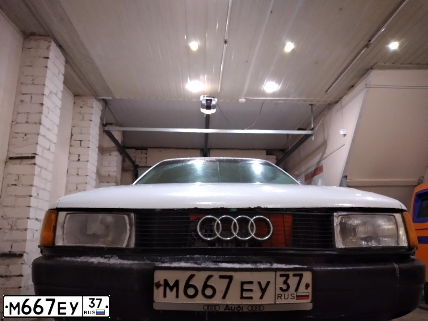 Фото автомобиля AUDI 80, 1989 — госномер М667ЕУ37. Цвет: Белый