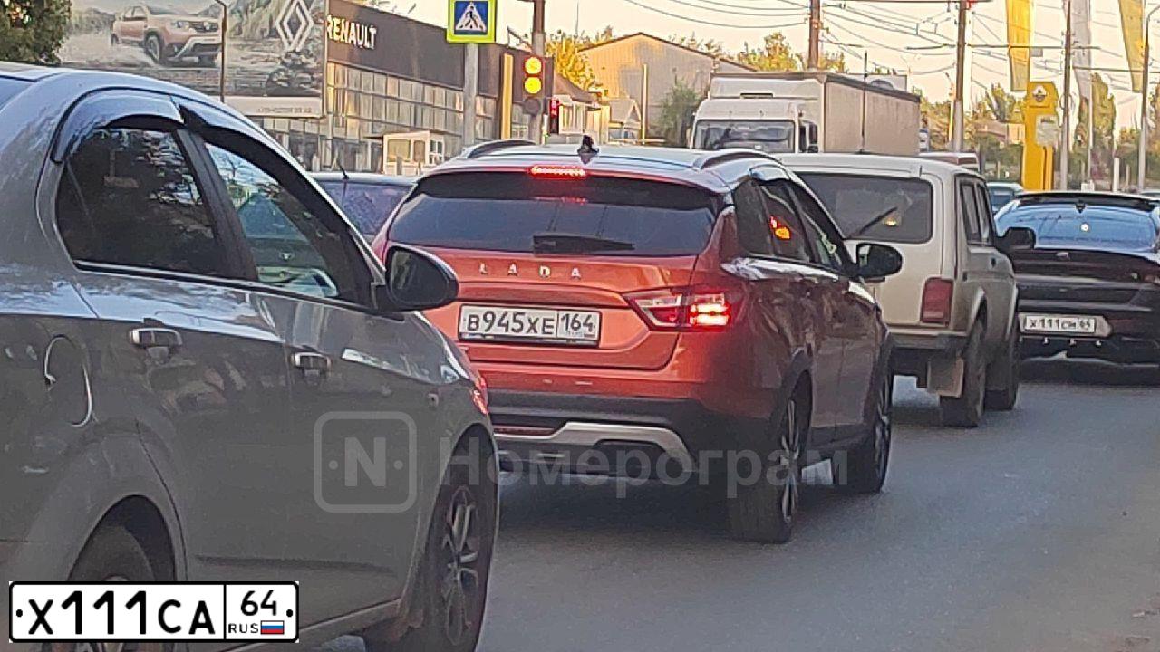 Фото автомобиля AUDI A4, 1998 — госномер Х111СА64. Цвет: БЕЛЫЙ-СЕРЕБРИСТЫЙ