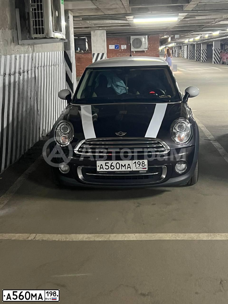 Фото автомобиля MINI МИНИ COOPER, 2013 — госномер А560МА198. Цвет: СЕРО-КОРИЧНЕВЫЙ
