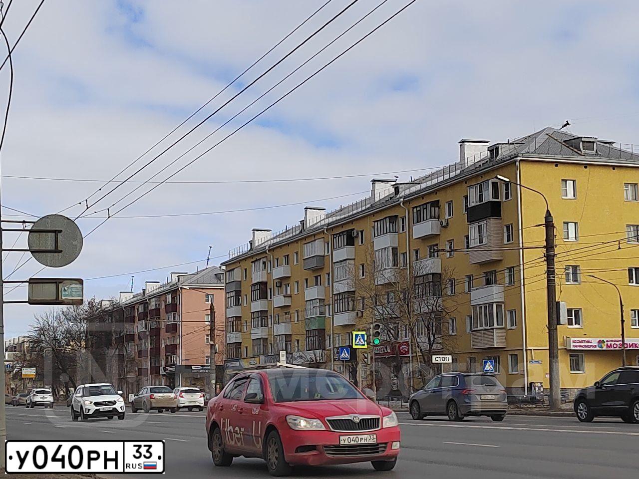 Фото автомобиля SKODA OCTAVIA, 2010 — госномер У040РН33. Цвет: Красный