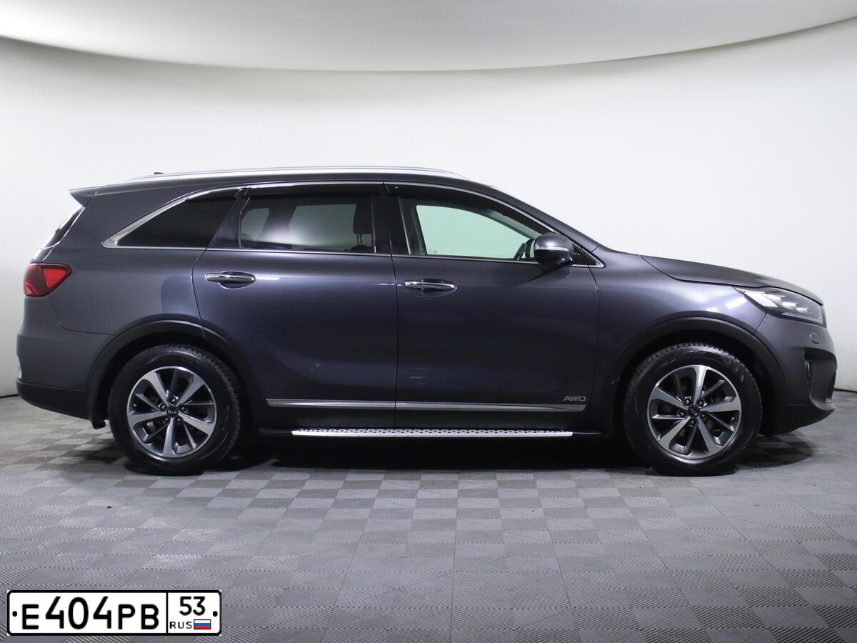 Фото автомобиля KIA SORENTO, 2019 — госномер Е404РВ53. Цвет: СЕРЫЙ