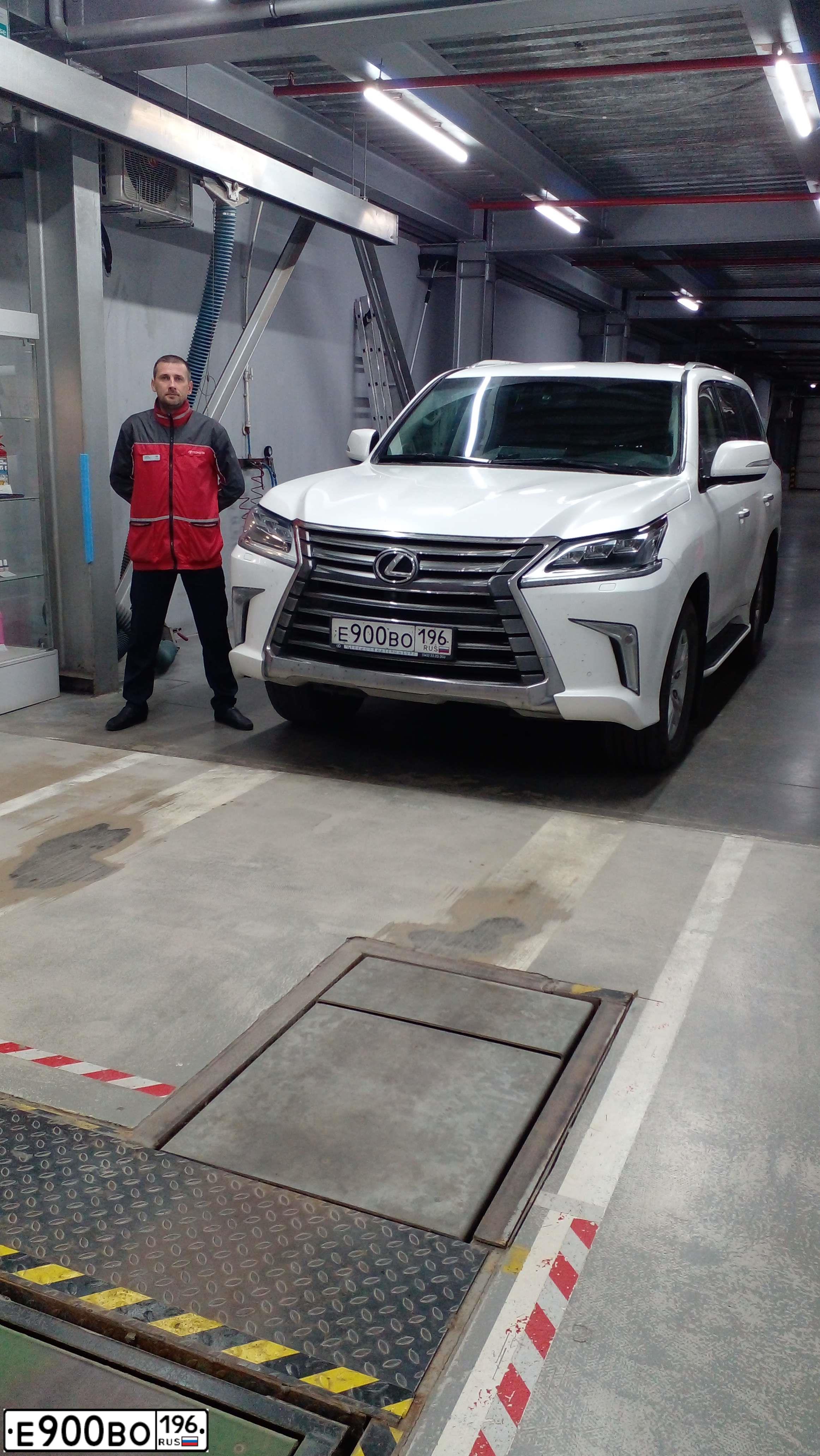 Фото автомобиля LEXUS LX, 2016 — госномер Е900ВО196. Цвет: БЕЛЫЙ