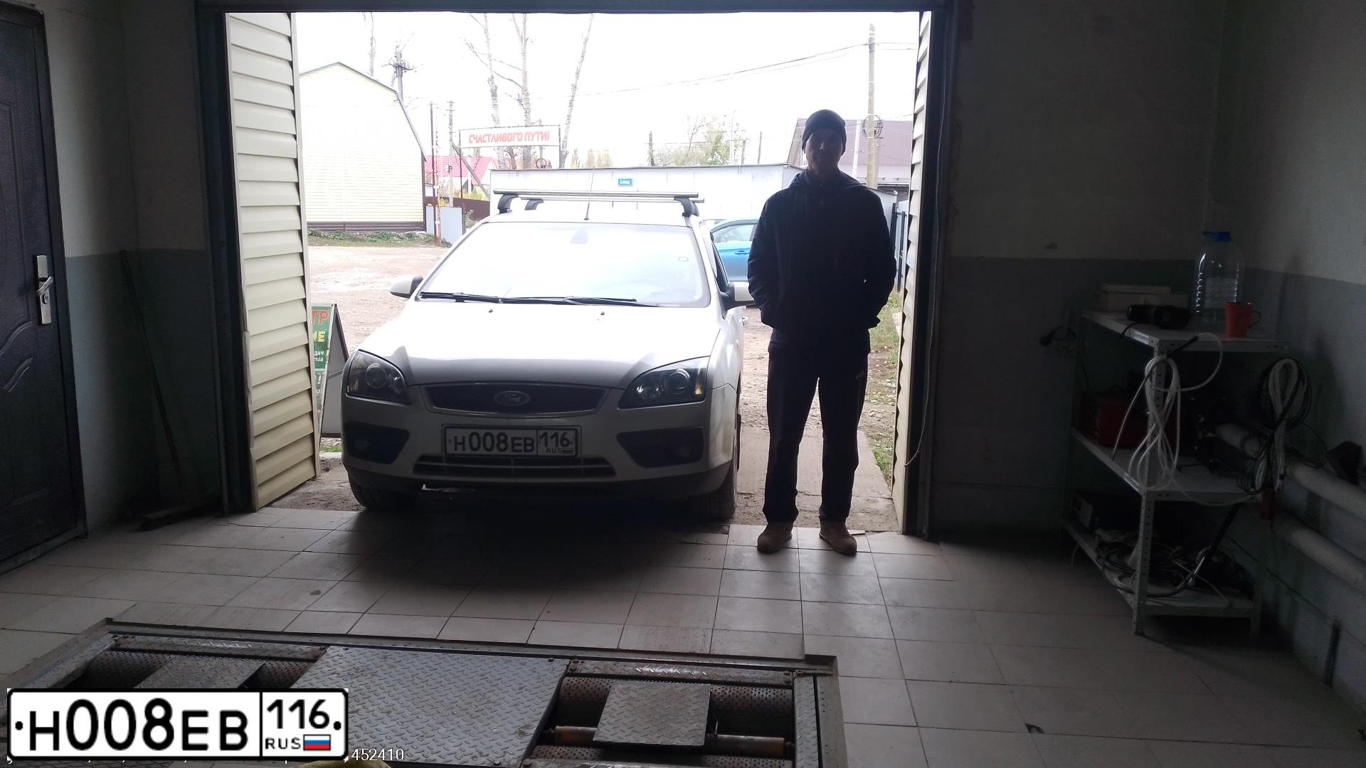 Фото автомобиля FORD FOCUS, 2007 — госномер В730РА35. Цвет: Серебристый