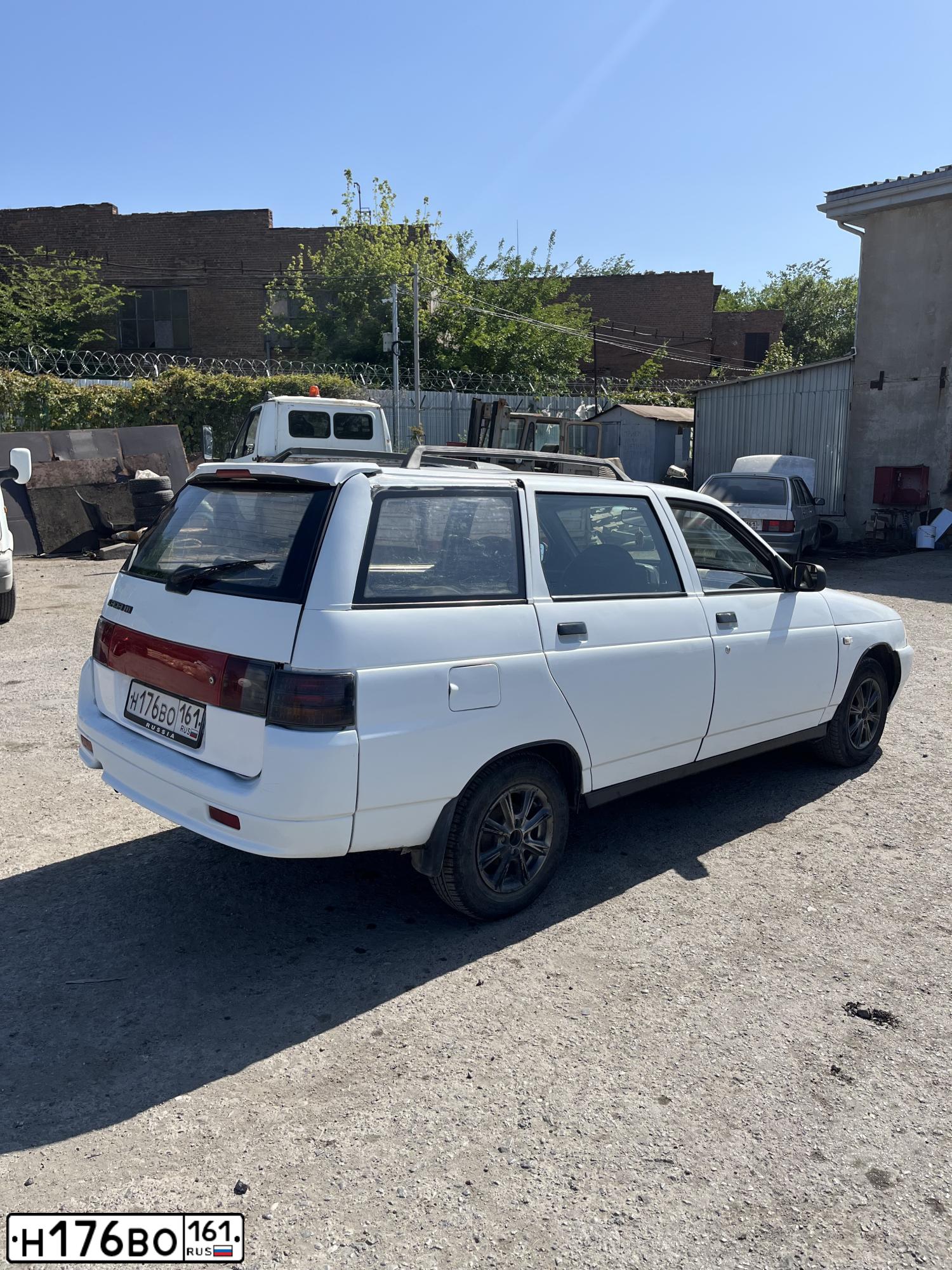 Фото автомобиля LADA 2111 LADA, 2000 — госномер Н176ВО161. Цвет: ЯРКО-БЕЛЫЙ