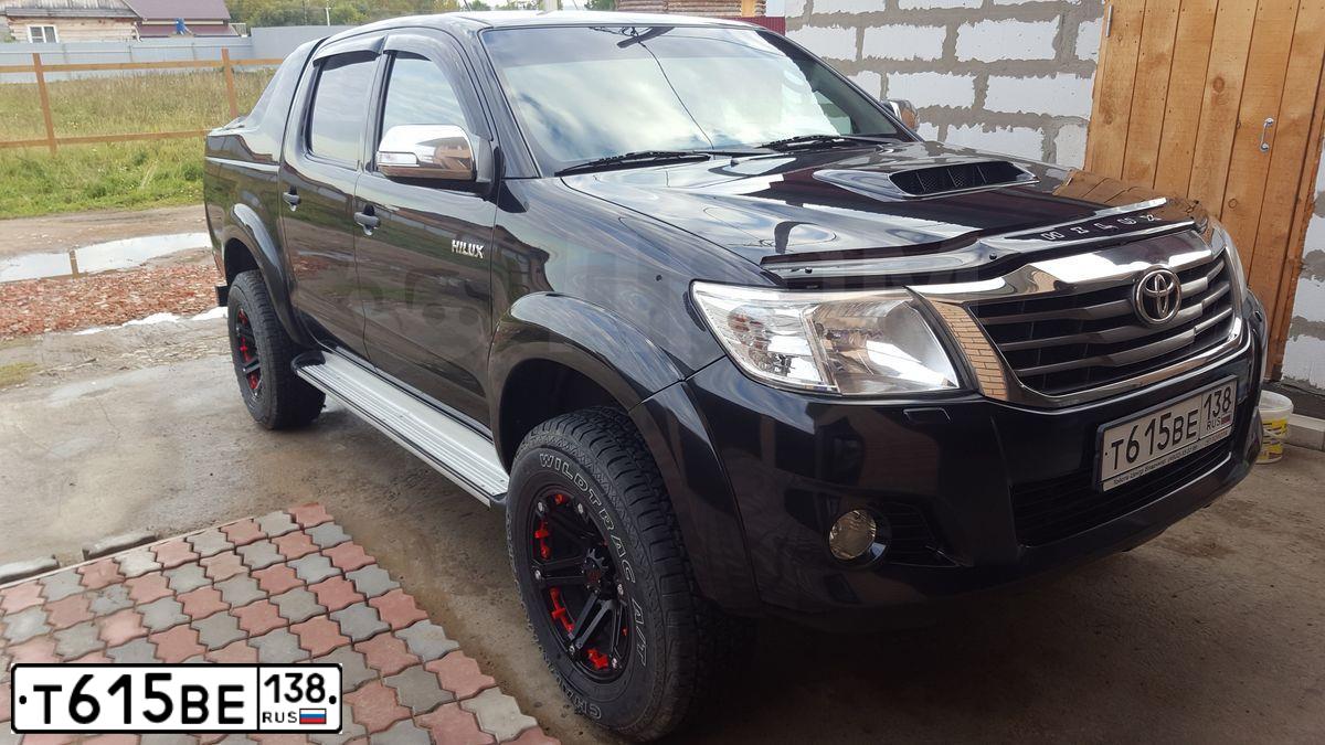 Фото автомобиля TOYOTA HILUX, 2012 — госномер Р427РТ33. Цвет: ЧЕРНЫЙ