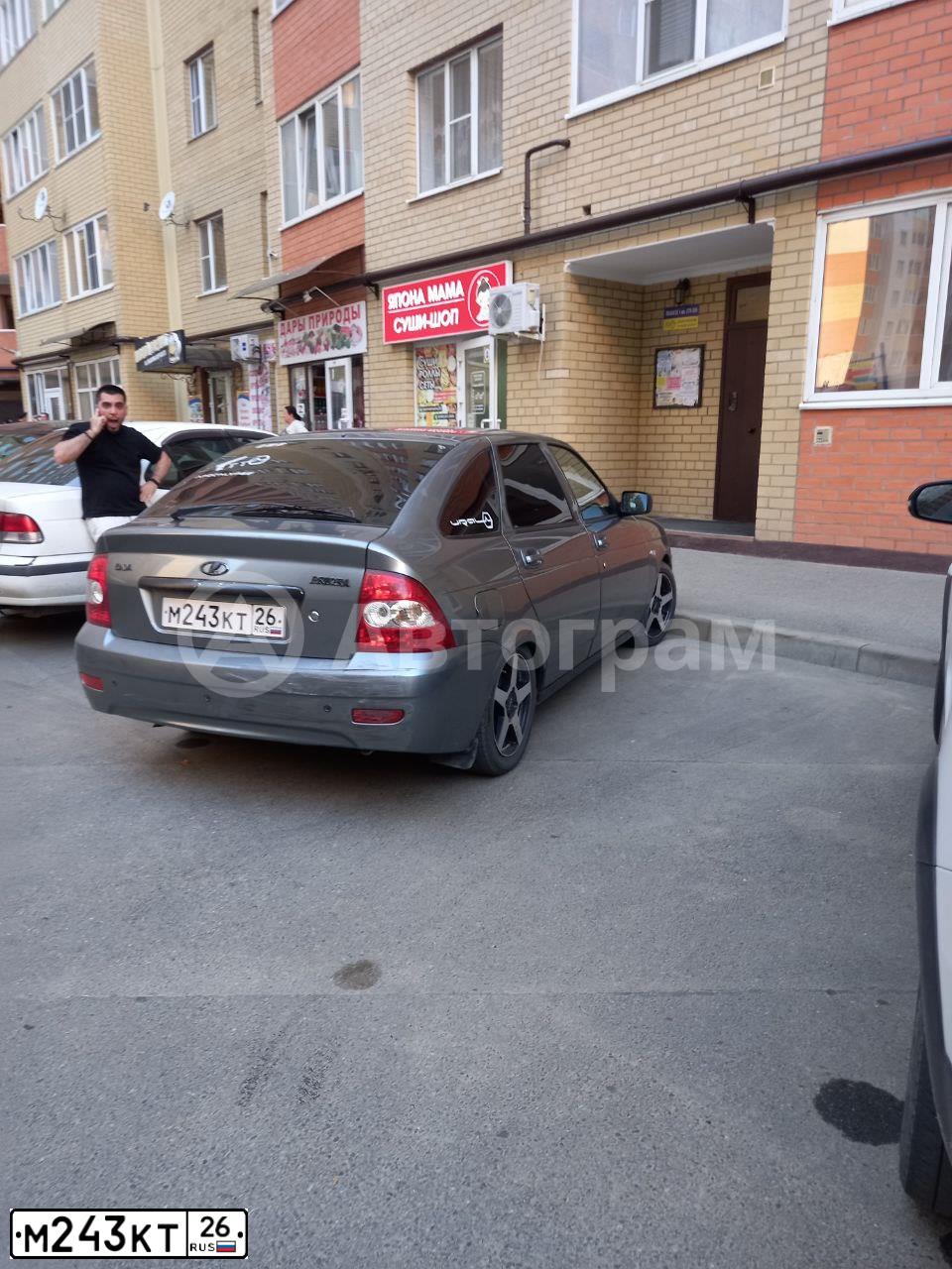 Фото автомобиля LADA 2172 PRIORA, 2008 — госномер М243КТ26. Цвет: средний серо-зеленый металлик