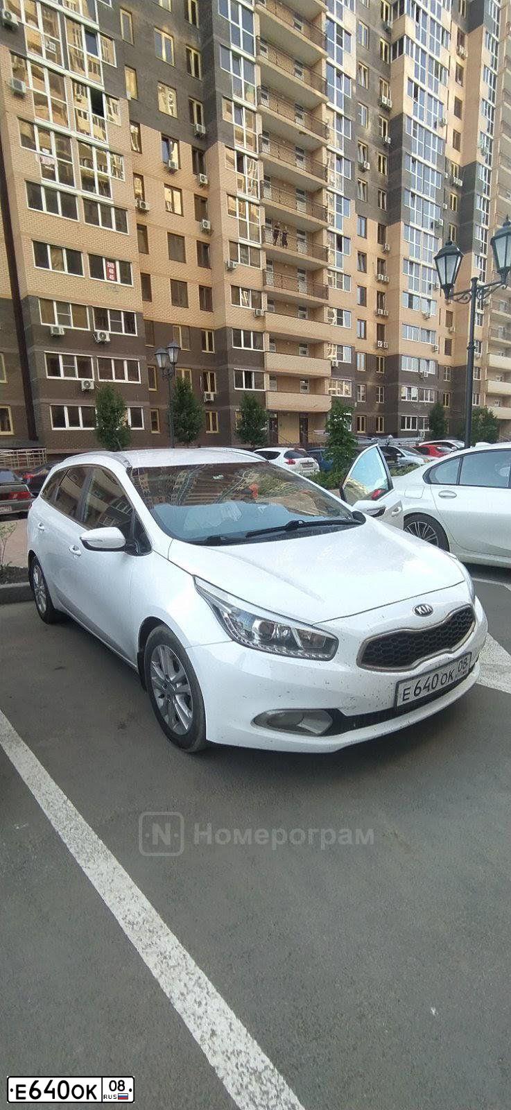 Фото автомобиля KIA CEE'D, 2015 — госномер Е101УХ199. Цвет: Белый