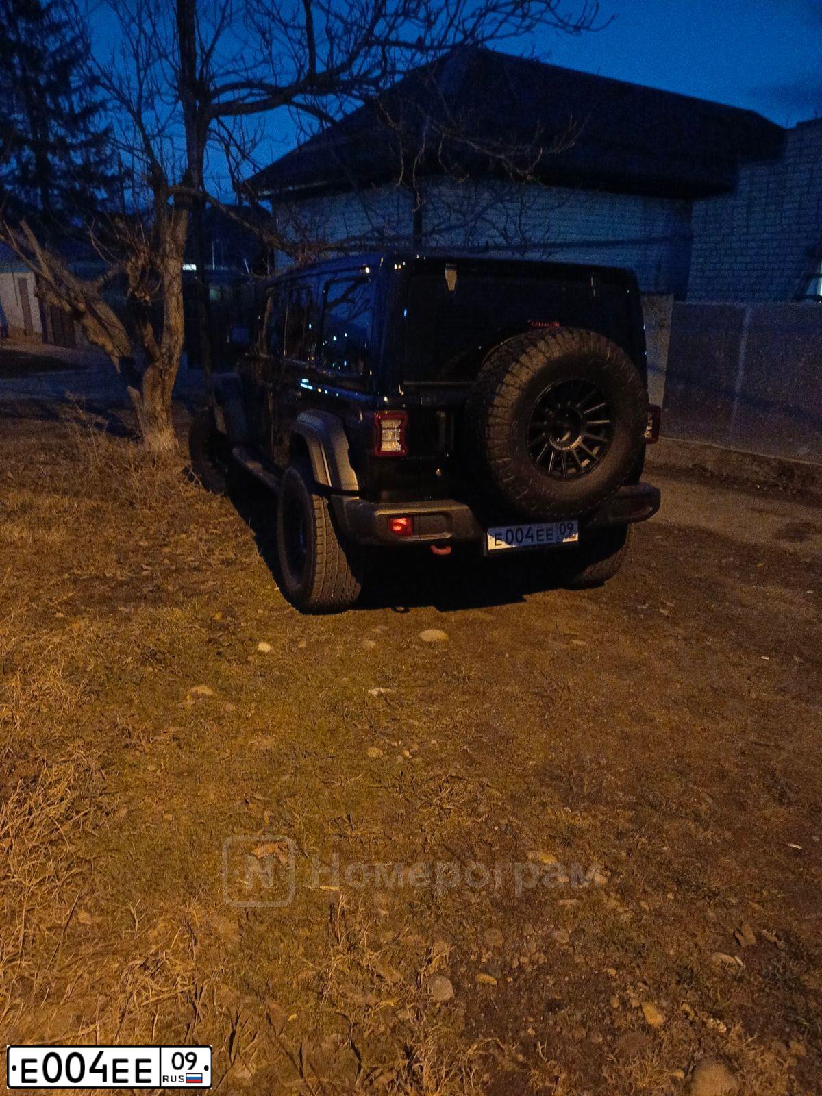 Фото автомобиля DERWAYS SALADIN, 2006 — госномер Е004ЕЕ09. Цвет: ЧЕРНЫЙ