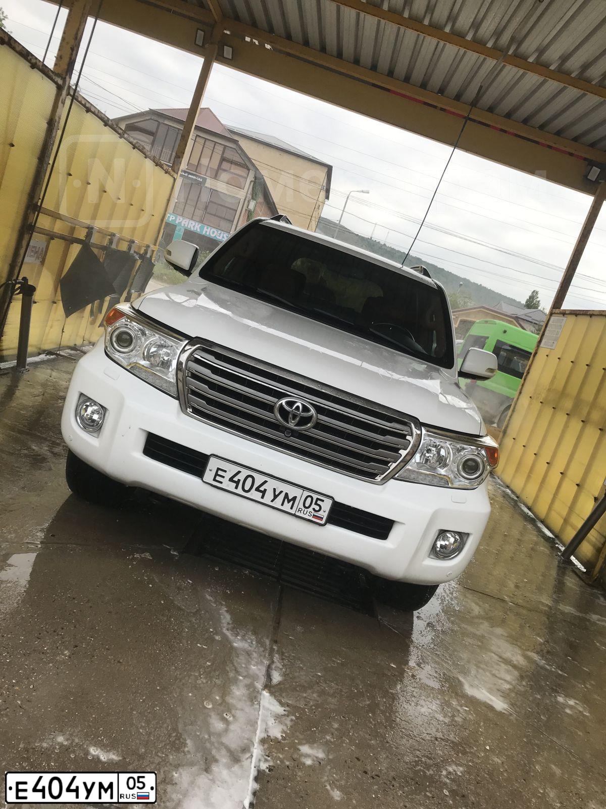 Фото автомобиля TOYOTA LANDCRUISER 200, 2012 — госномер Е404УМ05. Цвет: БЕЛЫЙ