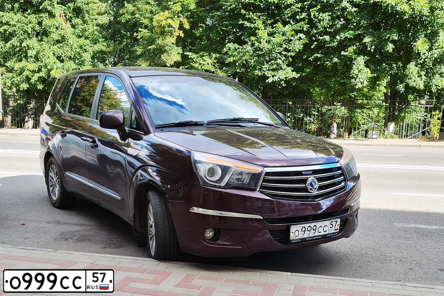 Фото автомобиля SSANGYONG STAVIC, 2013 — госномер О999СС57. Цвет: БОРДОВЫЙ