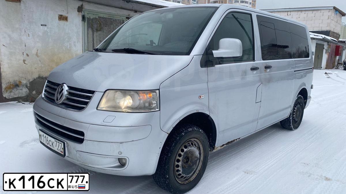 Фото автомобиля VOLKSWAGEN CARAVELLE, 2008 — госномер А714ВТ550. Цвет: СЕРЕБРИСТЫЙ