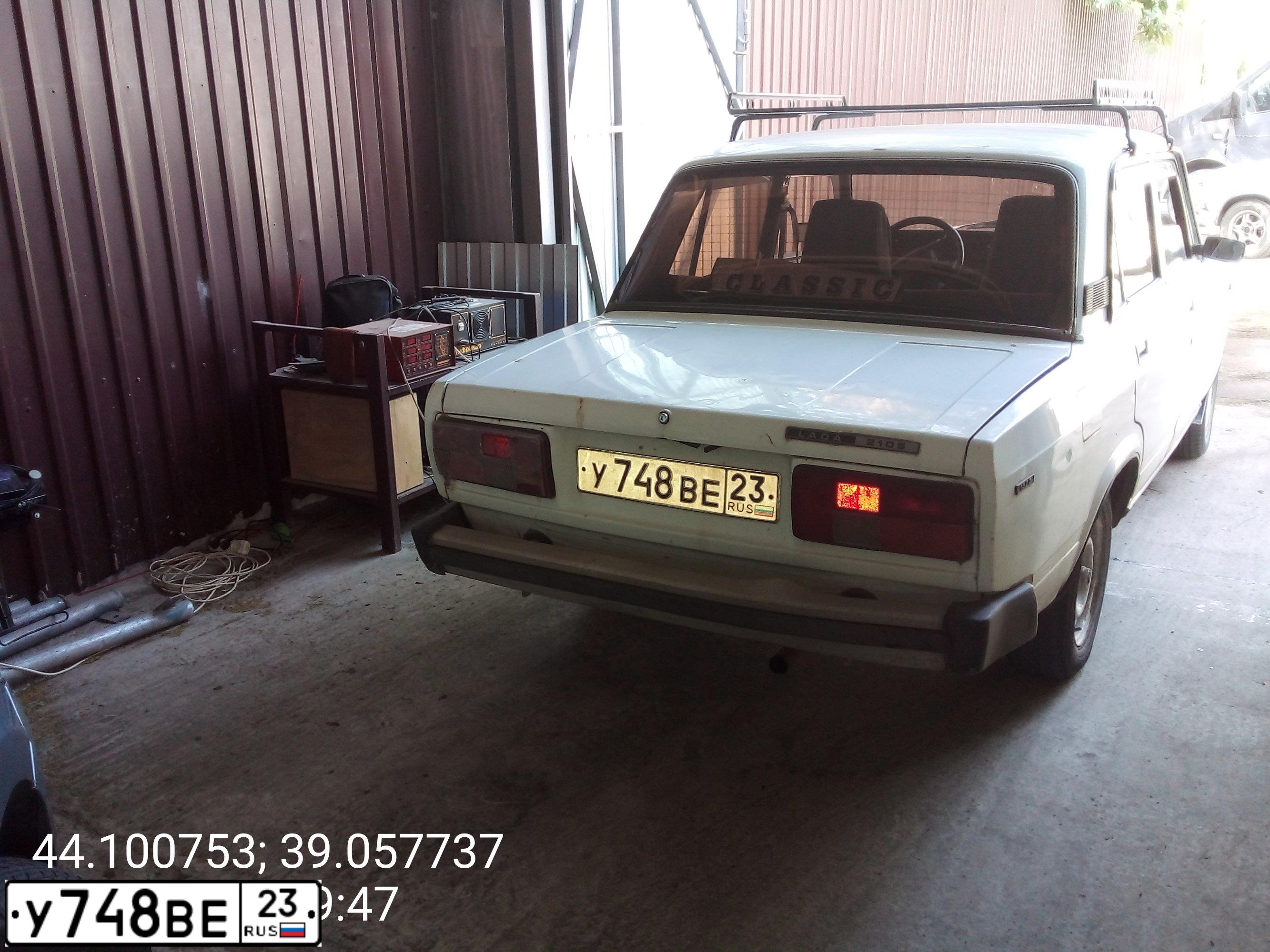 Фото автомобиля LADA 2105, 1992 — госномер У748ВЕ23. Цвет: БЕЛЫЙ