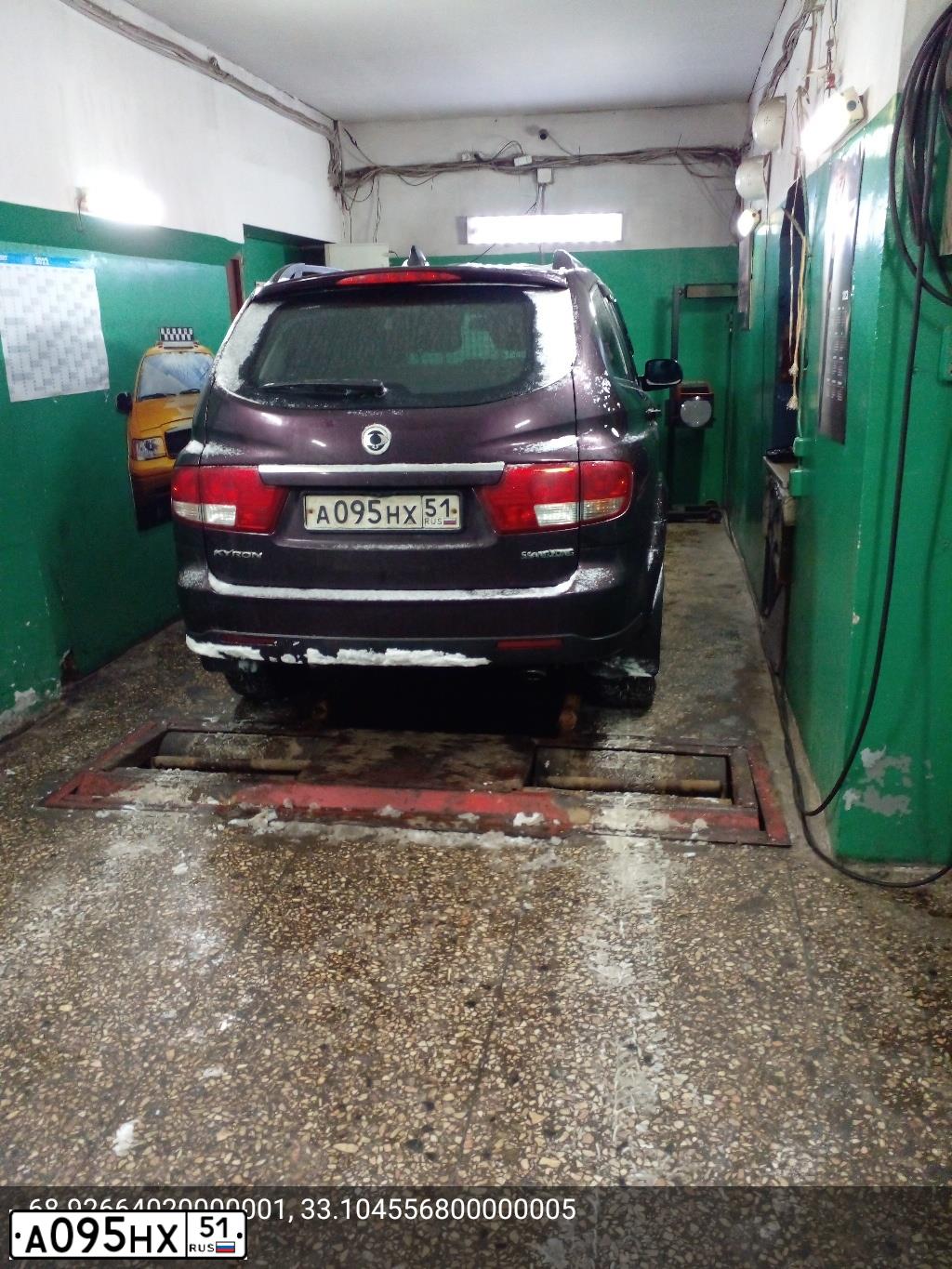 Фото автомобиля SSANGYONG KYRON, 2011 — госномер А095НХ51. Цвет: БОРДОВЫЙ