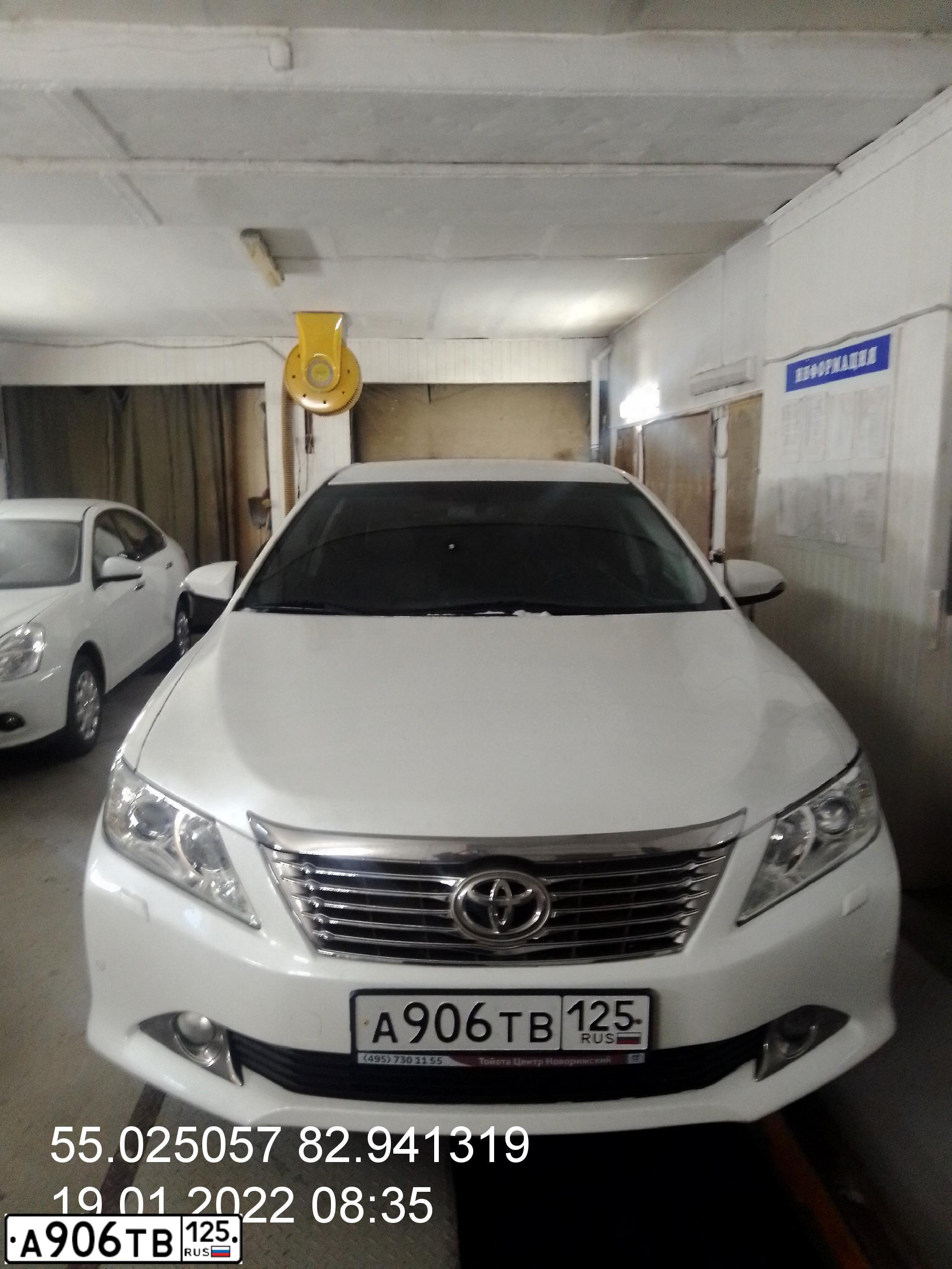 Фото автомобиля TOYOTA CAMRY, 2014 — госномер О528ВО250. Цвет: Белый