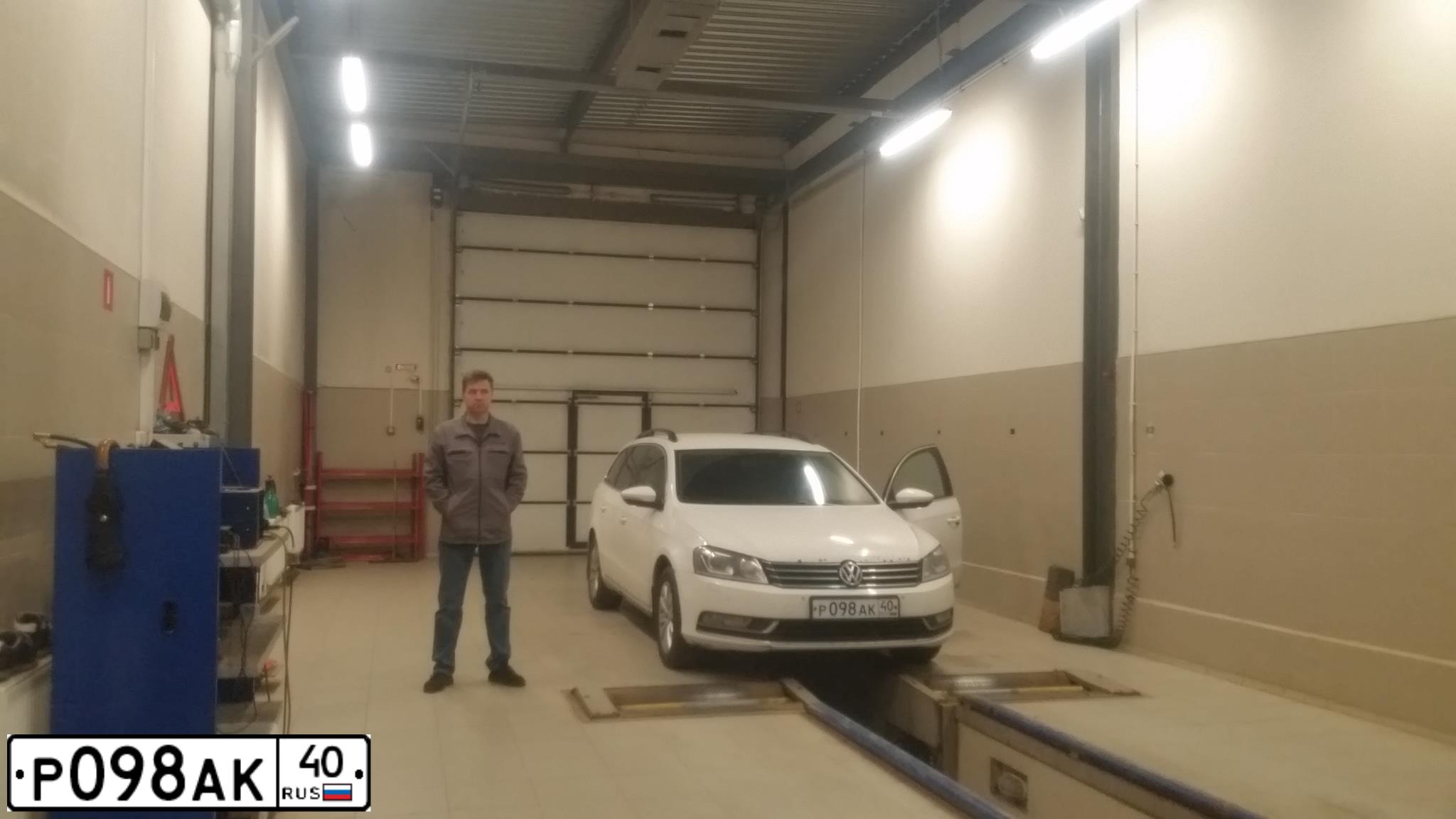 Фото автомобиля VOLKSWAGEN PASSAT, 2011 — госномер Р098АК40. Цвет: Белый