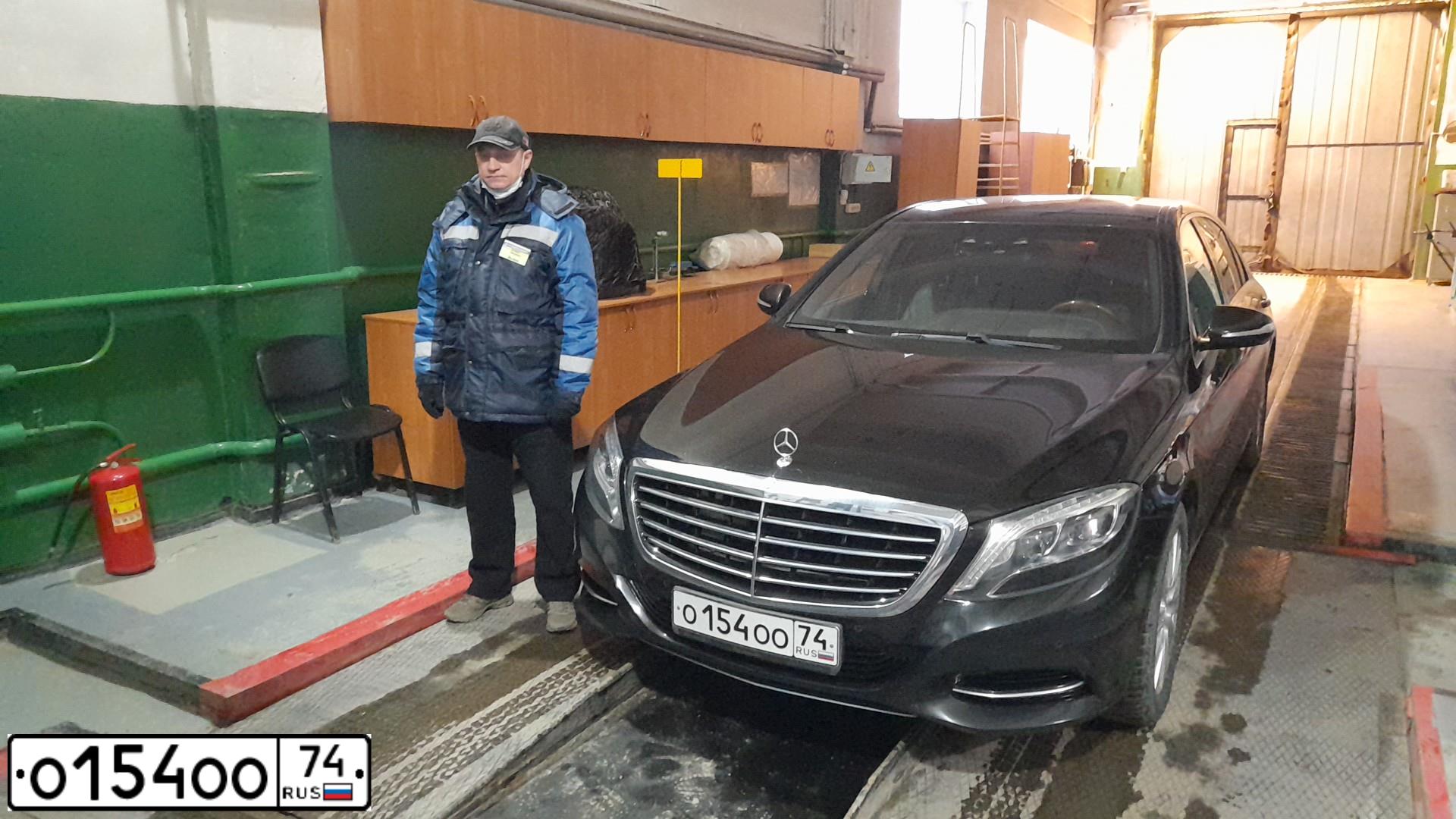Фото автомобиля CHRYSLER SERIE 300, 2006 — госномер К930МЕ196. Цвет: СЕРЫЙ
