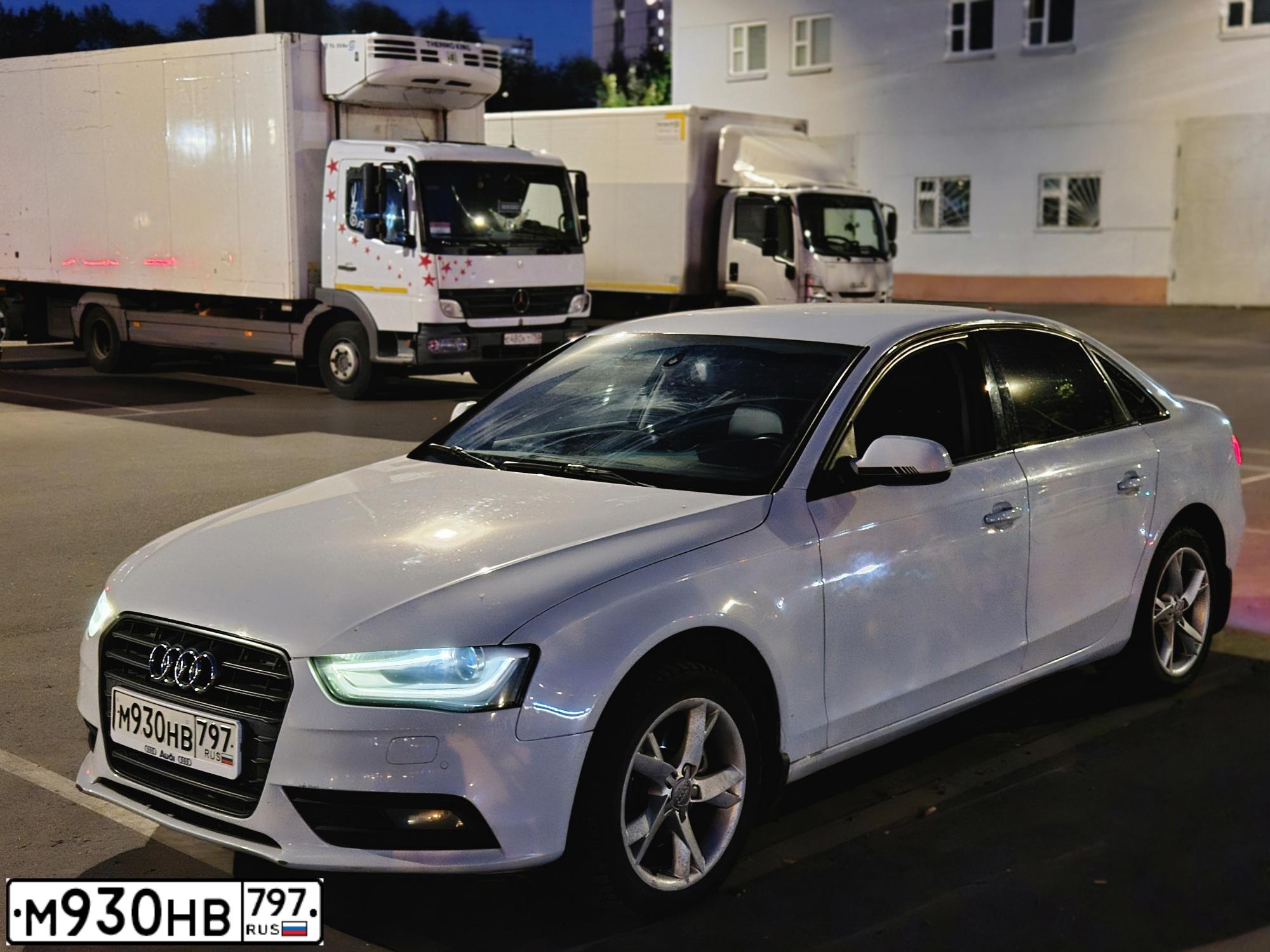 Фото автомобиля AUDI A4, 2012 — госномер М930НВ797. Цвет: Белый