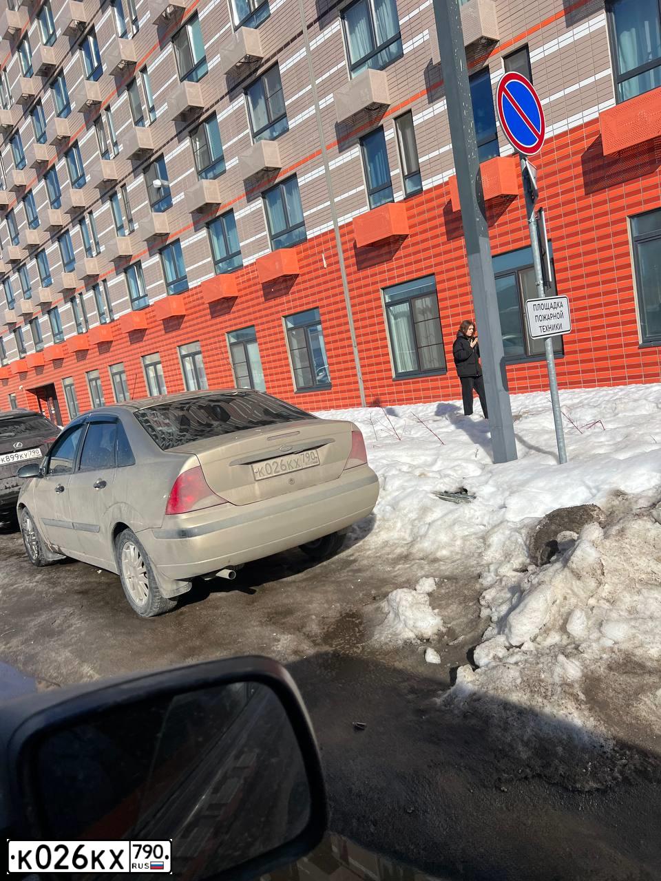 Фото автомобиля FORD FOCUS, 2001 — госномер К391МА33. Цвет: ЗОЛОТИСТЫЙ