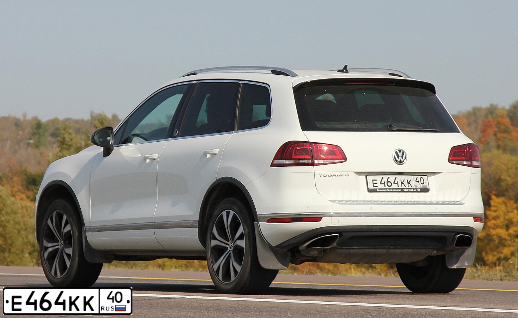 Фото автомобиля VOLKSWAGEN TOUAREG, 2013 — госномер Т595ВК799. Цвет: Белый