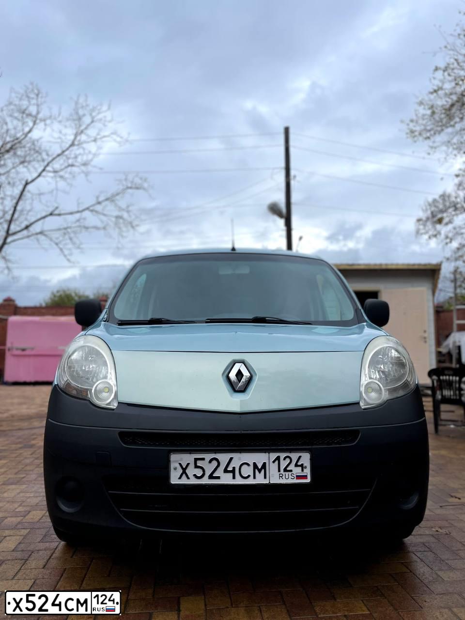 Фото автомобиля RENAULT KANGOO, 2012 — госномер Х524СМ124. Цвет: СВЕТЛО-СИНИЙ