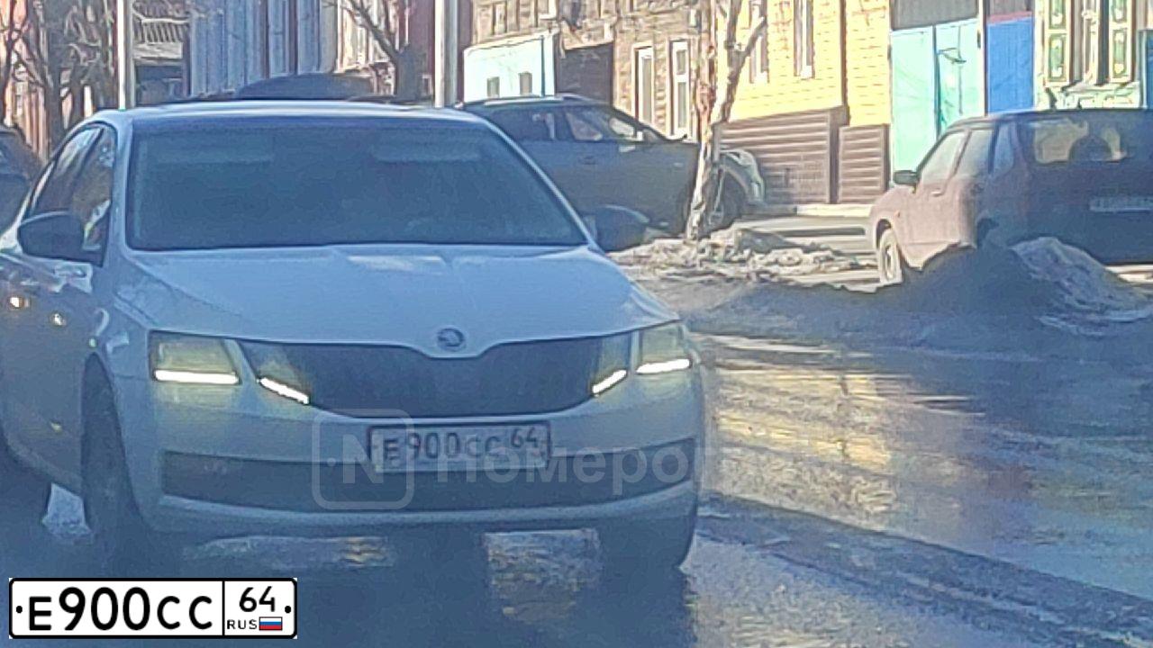 Фото автомобиля SKODA OCTAVIA, 2020 — госномер В079УЕ164. Цвет: Белый черный 