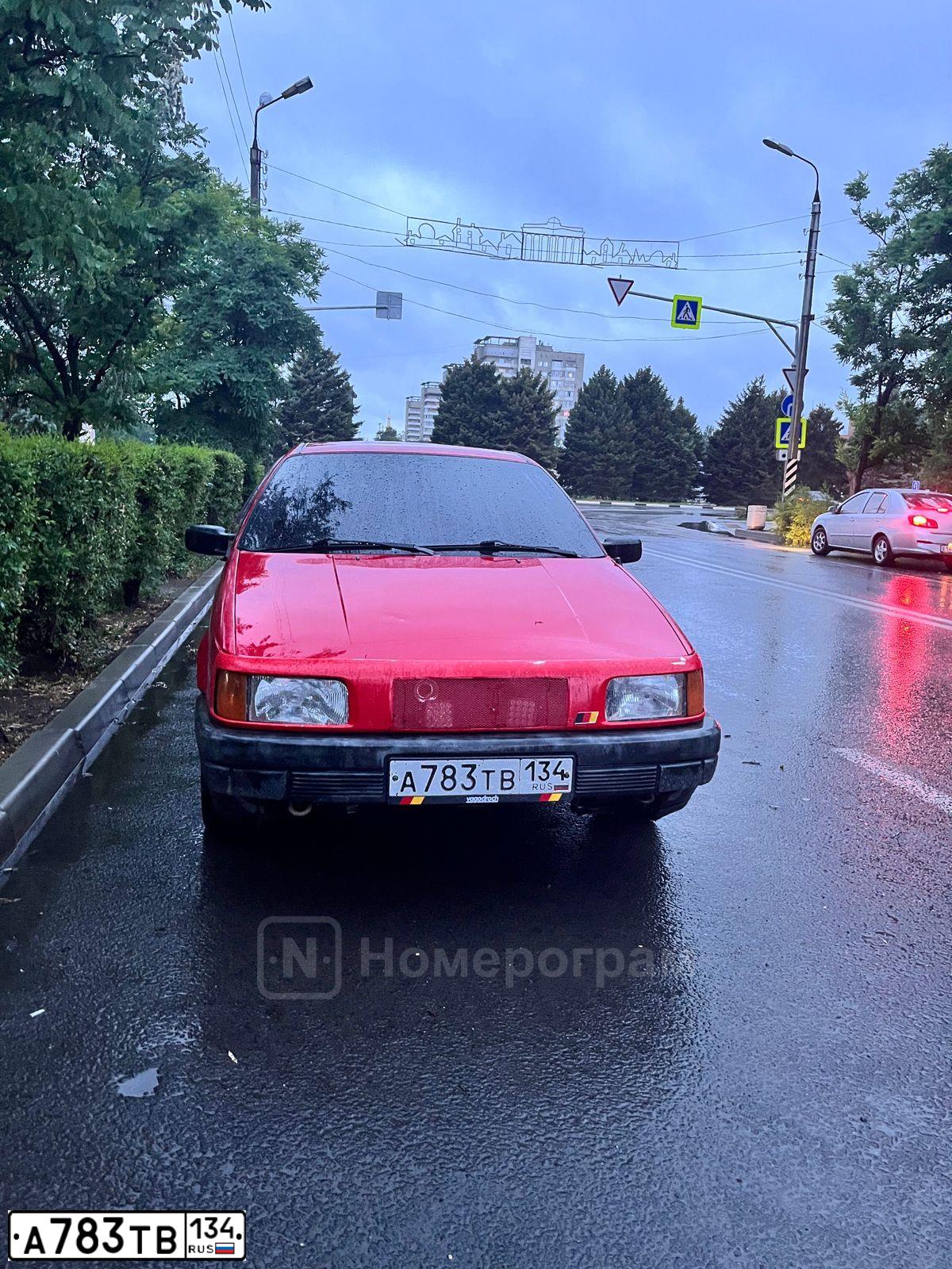 Фото автомобиля VOLKSWAGEN PASSAT, 1989 — госномер Т430ЕЕ50. Цвет: Красный